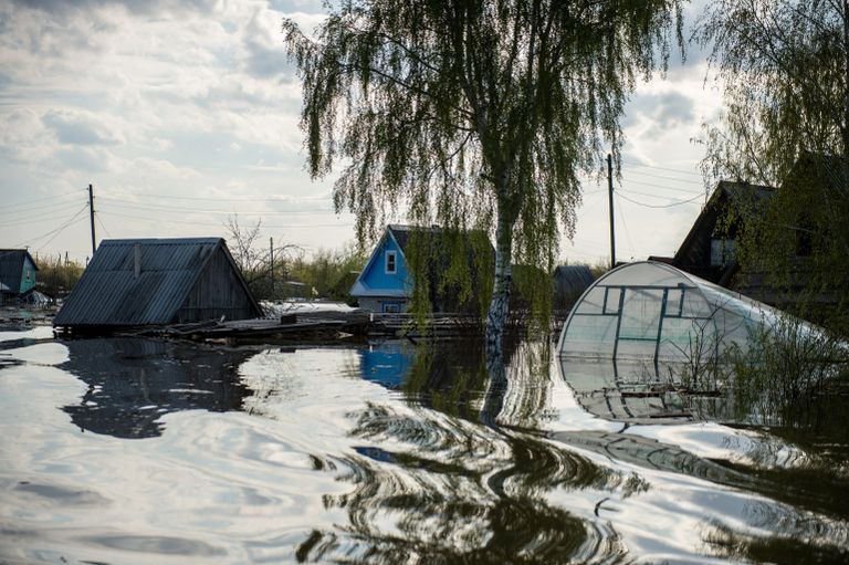 Частные дома в городе Ишим Тюменской области, подтопленные в результате сильного поднятия воды в реках Ишим и Карасуль Частные дома в городе Ишим Тюменской области, подтопленные в результате сильного поднятия воды в реках Ишим и Карасуль