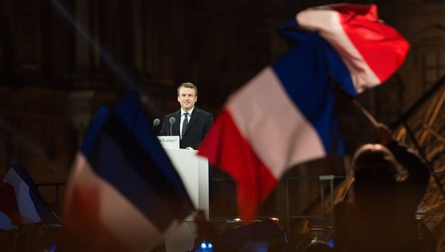 Лидер движения En Marche Эммануэль Макрон, победивший на президентских выборах во Франции, во время своей победной речи перед Лувром в Париже Лидер движения En Marche Эммануэль Макрон, победивший на президентских выборах во Франции, во время своей победной речи перед Лувром в Париже
