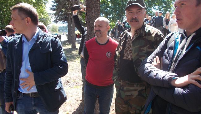 Радикалы, пытавшиеся провокационными действиями и оскорблениями сорвать в Днепре Марша Победы. Архивное фото Радикалы, пытавшиеся провокационными действиями и оскорблениями сорвать в Днепре Марша Победы. Архивное фото