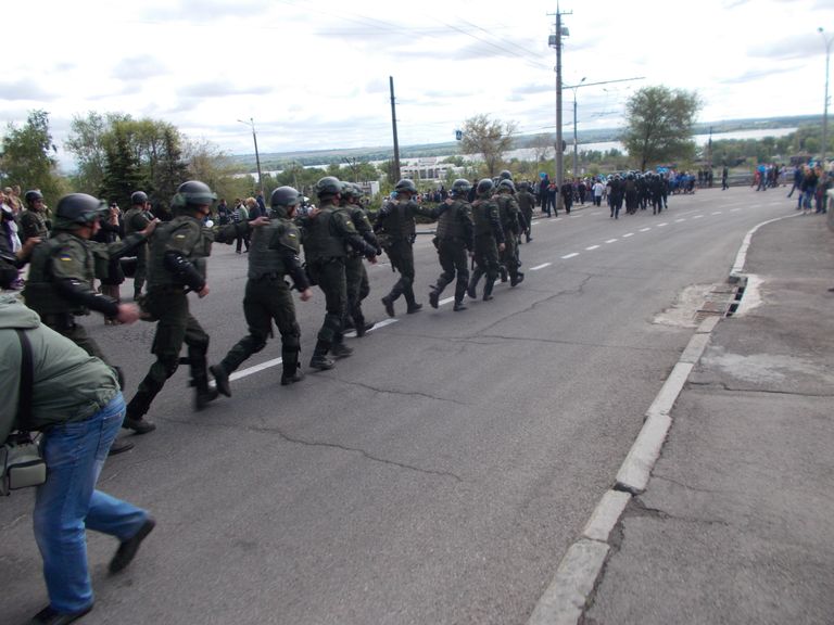Полиция Украины своими действиями в Днепре старалась предотвратить столкновения между радикалами и дружинниками Марша Победы 9 мая 2017 года Полиция Украины своими действиями в Днепре старалась предотвратить столкновения между радикалами и дружинниками Марша Победы 9 мая 2017 года