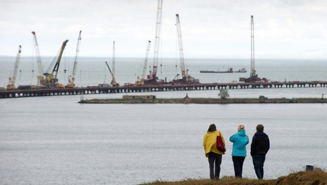 Люди наблюдают за строительством моста в Крыму. Архивное фото Люди наблюдают за строительством моста в Крыму. Архивное фото