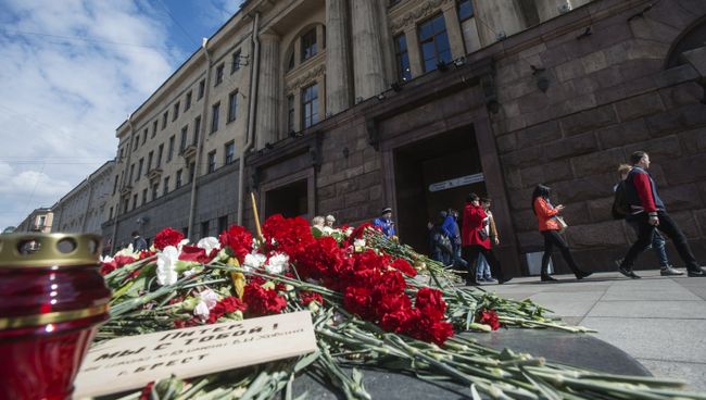 Цветы и свечи в память о жертвах террористического акта у станции метро Технологический институт на сороковой день теракта. Санкт-Петербург, 12 мая 2017 Цветы и свечи в память о жертвах террористического акта у станции метро Технологический институт на сороковой день теракта. Санкт-Петербург, 12 мая 2017