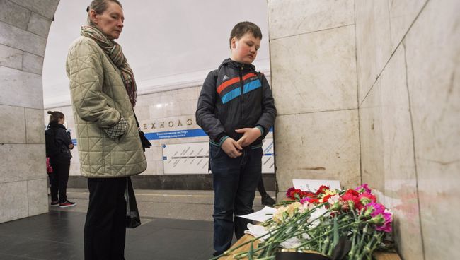 Цветы и свечи в память о жертвах террористического акта у станции метро Технологический институт на сороковой день теракта. Санкт-Петербург, 12 мая 2017 Цветы и свечи в память о жертвах террористического акта у станции метро Технологический институт на сороковой день теракта. Санкт-Петербург, 12 мая 2017
