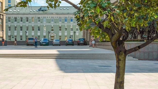 Вид на одну из улиц Москвы Вид на одну из улиц Москвы