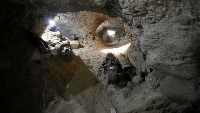 Мумии в подземной гробнице, найденной археологами в провинции Минья, Египет Мумии в подземной гробнице, найденной археологами в провинции Минья, Египет