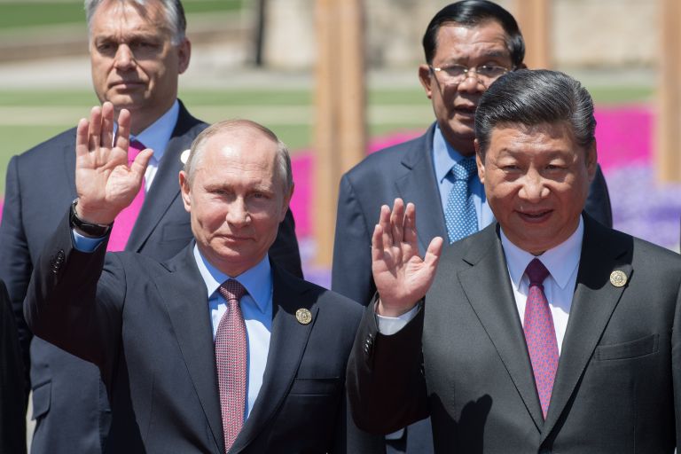 Президент РФ Владимир Путин и председатель КНР Си Цзиньпин на церемонии совместного фотографирования участников круглого стола Международного форума Один пояс, один путь. 15 мая 2017 Президент РФ Владимир Путин и председатель КНР Си Цзиньпин на церемонии совместного фотографирования участников круглого стола Международного форума Один пояс, один путь. 15 мая 2017
