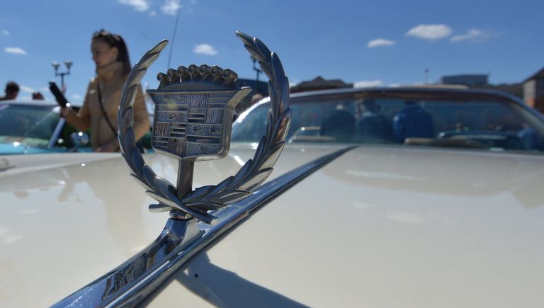 Эмблема Cadillac на международном фестивале Ретро-Минск — 2017 на площади Государственного флага в Минске Эмблема Cadillac на международном фестивале Ретро-Минск — 2017 на площади Государственного флага в Минске