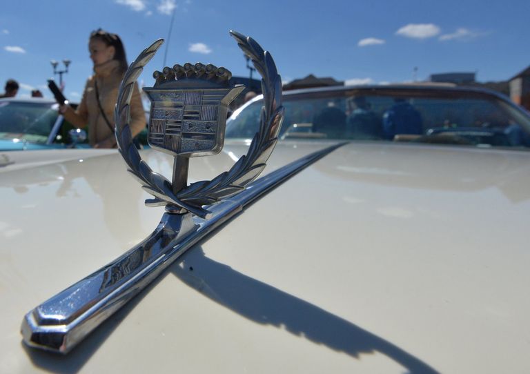 Эмблема Cadillac на международном фестивале Ретро-Минск — 2017 на площади Государственного флага в Минске Эмблема Cadillac на международном фестивале Ретро-Минск — 2017 на площади Государственного флага в Минске