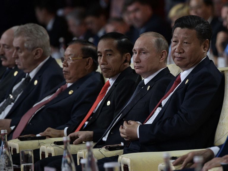 Президент РФ Владимир Путин и председатель КНР Си Цзиньпин на церемонии открытия Международного форума Один пояс, один путь в ходе рабочей поездки в Китай. 14 мая 2017 Президент РФ Владимир Путин и председатель КНР Си Цзиньпин на церемонии открытия Международного форума Один пояс, один путь в ходе рабочей поездки в Китай. 14 мая 2017
