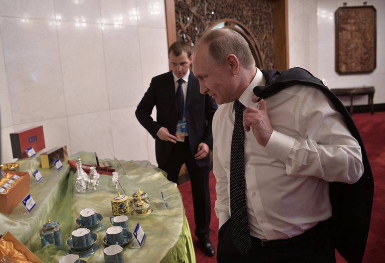 Президент РФ Владимир Путин перед началом встречи с президентом Чешской Республики Милошем Земаном в рамках Международного форума Один пояс, один путь. 14 мая 2017 Президент РФ Владимир Путин перед началом встречи с президентом Чешской Республики Милошем Земаном в рамках Международного форума Один пояс, один путь. 14 мая 2017