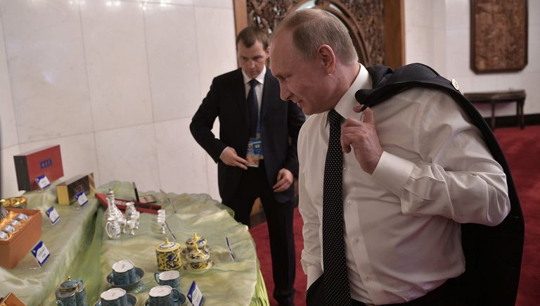 Президент РФ Владимир Путин перед началом встречи с президентом Чешской Республики Милошем Земаном в рамках Международного форума Один пояс, один путь. 14 мая 2017 Президент РФ Владимир Путин перед началом встречи с президентом Чешской Республики Милошем Земаном в рамках Международного форума Один пояс, один путь. 14 мая 2017