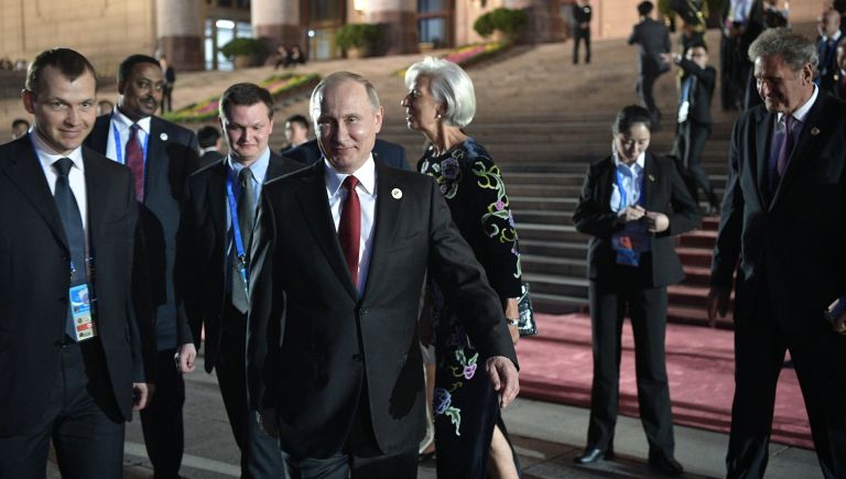 Президент РФ Владимир Путин у Дома народных собраний в Пекине. 14 мая 2017 Президент РФ Владимир Путин у Дома народных собраний в Пекине. 14 мая 2017