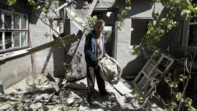Мужчина во дворе дома, пострадавшем в результате обстрела Докучаевска в Донецкой области. Архивное фото Мужчина во дворе дома, пострадавшем в результате обстрела Докучаевска в Донецкой области. Архивное фото