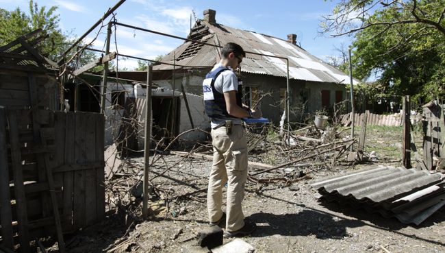 Сотрудник ОБСЕ осматривает двор жилого дома, пострадавший в результате обстрела Докучаевска в Донецкой области. Архивное фото Сотрудник ОБСЕ осматривает двор жилого дома, пострадавший в результате обстрела Докучаевска в Донецкой области. Архивное фото