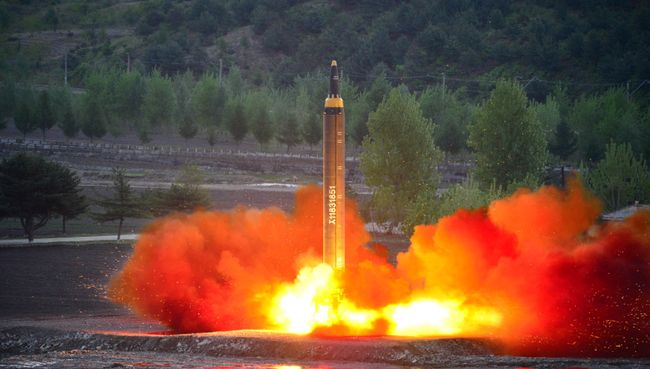 Испытание баллистической ракеты средней дальности Hwasong-12 в КНДР. Архивное фото Испытание баллистической ракеты средней дальности Hwasong-12 в КНДР. Архивное фото