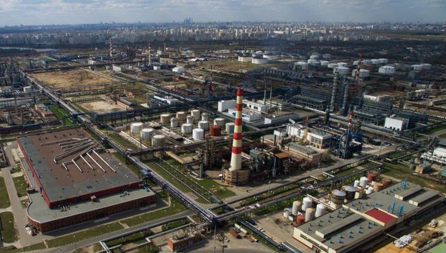 Московский нефтеперерабатывающий завод в районе Капотня