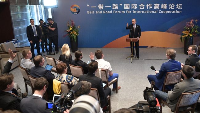 Президент РФ Владимир Путин во время Международного форума Один пояс, один путь в Пекине. 15 мая 2017 Президент РФ Владимир Путин во время Международного форума Один пояс, один путь в Пекине. 15 мая 2017
