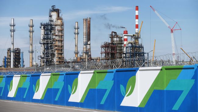 Московский нефтеперерабатывающий завод в районе Капотня. 15 мая 2017