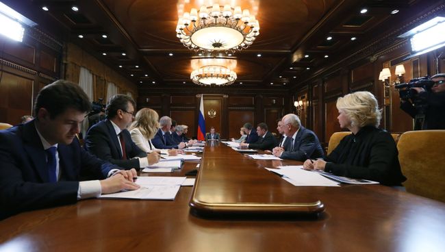 Председатель правительства РФ Дмитрий Медведев проводит совещание о ходе строительства перинатальных центров. 15 мая 2017 Председатель правительства РФ Дмитрий Медведев проводит совещание о ходе строительства перинатальных центров. 15 мая 2017