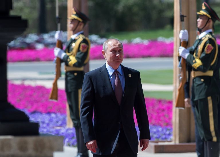 Президент РФ Владимир Путин перед церемонией официальной встречи председателем Китайской Народной Республики Си Цзиньпинем в Пекине. 15 мая 2017 Президент РФ Владимир Путин перед церемонией официальной встречи председателем Китайской Народной Республики Си Цзиньпинем в Пекине. 15 мая 2017