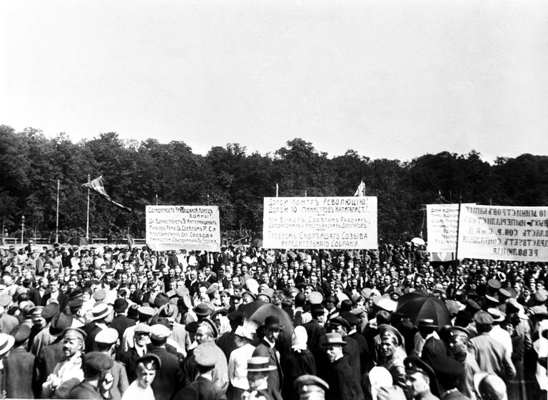 Демонстрация в Петрограде 18 июня 1917 года, проходившая под лозунгами Вся власть Советам, Долой министров капиталистов Демонстрация в Петрограде 18 июня 1917 года, проходившая под лозунгами Вся власть Советам, Долой министров капиталистов