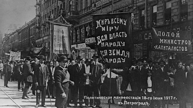Политическая демонстрация трудящихся на улицах Петрограда. 18 июня 1917 года Политическая демонстрация трудящихся на улицах Петрограда. 18 июня 1917 года