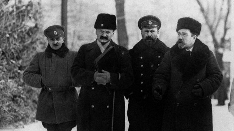 Члены российской делегации Лев Каменев, Василий Альтфатер и Лев Троцкий на переговорах в Брест- Литовске Члены российской делегации Лев Каменев, Василий Альтфатер и Лев Троцкий на переговорах в Брест- Литовске