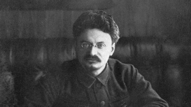 Лев Давидович Троцкий политический и государственный деятель, председатель Революционного военного совета РСФСР. 1920 год Лев Давидович Троцкий политический и государственный деятель, председатель Революционного военного совета РСФСР. 1920 год