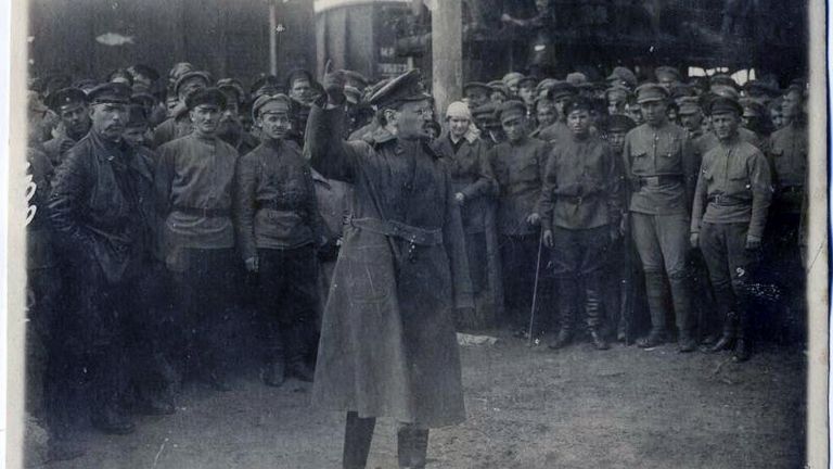 Лев Троцкий выступает перед солдатами Лев Троцкий выступает перед солдатами