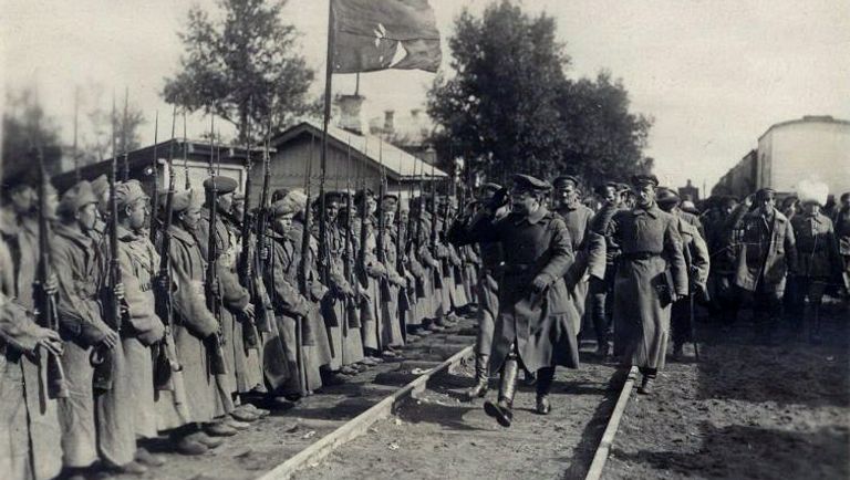 Лев Троцкий обходит войска Лев Троцкий обходит войска