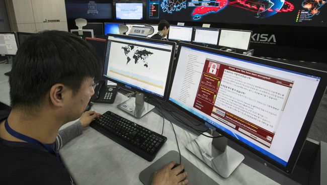 Сотрудник корейского агентства по интернет-безопасности в Сеуле наблюдает за распространением вируса WannaCry
