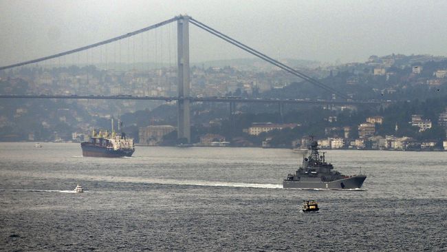 Корабль ВМФ России в проливе Босфор, Турция. Архивное фото Корабль ВМФ России в проливе Босфор, Турция. Архивное фото