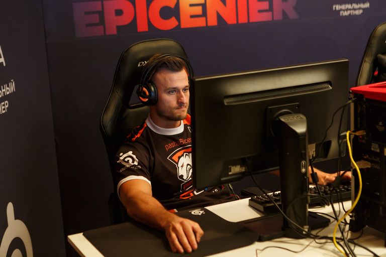 Игрок Virtus.pro Ярослав pashaBiceps Яжомбковски