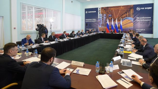 Председатель правительства РФ Дмитрий Медведев проводит заседание правительственной комиссии по импортозамещению в Санкт-Петербурге. 16 мая 2017 Председатель правительства РФ Дмитрий Медведев проводит заседание правительственной комиссии по импортозамещению в Санкт-Петербурге. 16 мая 2017