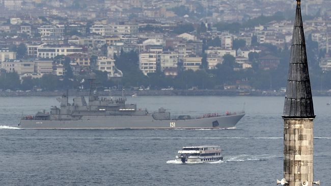 Корабль ВМФ России в проливе Босфор. Архивное фото Корабль ВМФ России в проливе Босфор. Архивное фото