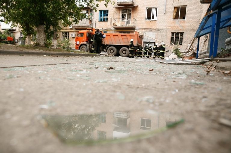 Во дворе жилого дома в Волгограде, в котором произошел взрыв бытового газа Во дворе жилого дома в Волгограде, в котором произошел взрыв бытового газа