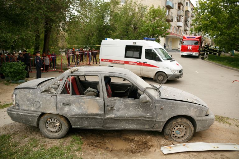 Машина, стоявшая во дворе во время взрыва бытового газа в жилом доме в Волгограде Машина, стоявшая во дворе во время взрыва бытового газа в жилом доме в Волгограде