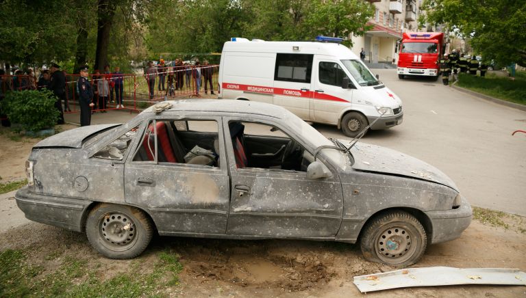 Машина, стоявшая во дворе во время взрыва бытового газа в жилом доме в Волгограде Машина, стоявшая во дворе во время взрыва бытового газа в жилом доме в Волгограде