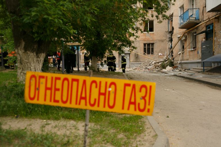 Во дворе жилого дома в Волгограде, в котором произошел взрыв бытового газа Во дворе жилого дома в Волгограде, в котором произошел взрыв бытового газа