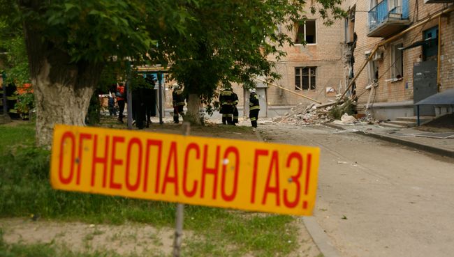 Во дворе жилого дома в Волгограде, в котором произошел взрыв бытового газа. Архивное фото