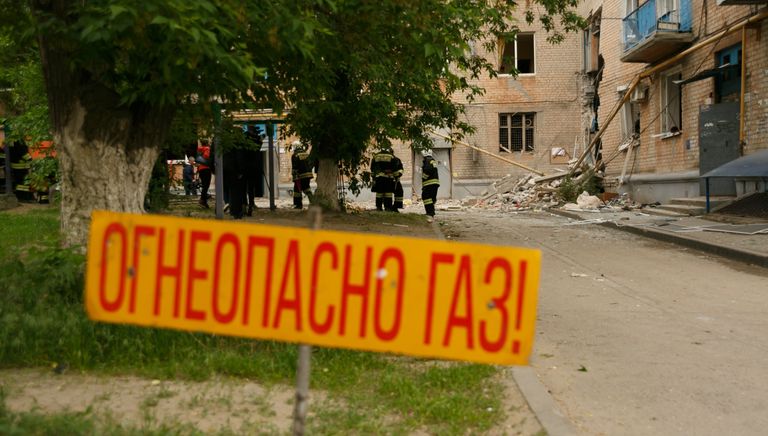 Во дворе жилого дома в Волгограде, в котором произошел взрыв бытового газа Во дворе жилого дома в Волгограде, в котором произошел взрыв бытового газа