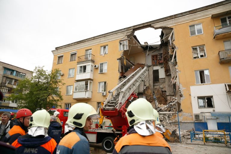 На месте взрыва бытового газа в жилом доме в Волгограде На месте взрыва бытового газа в жилом доме в Волгограде