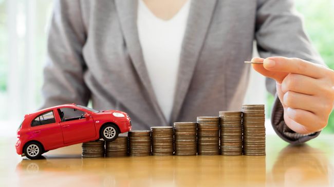 Игрушечный автомобиль и монеты. Архивное фото