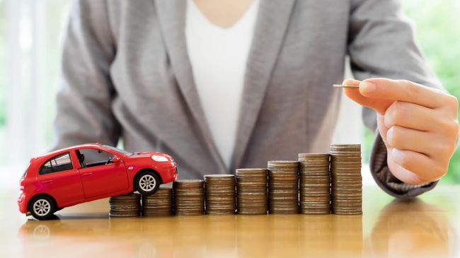 Игрушечный автомобиль и монеты. Архивное фото Игрушечный автомобиль и монеты. Архивное фото