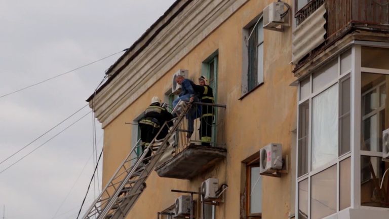 Спасатели через балкон эвакуировали жильца обрушившегося дома в Волгограде Спасатели через балкон эвакуировали жильца обрушившегося дома в Волгограде