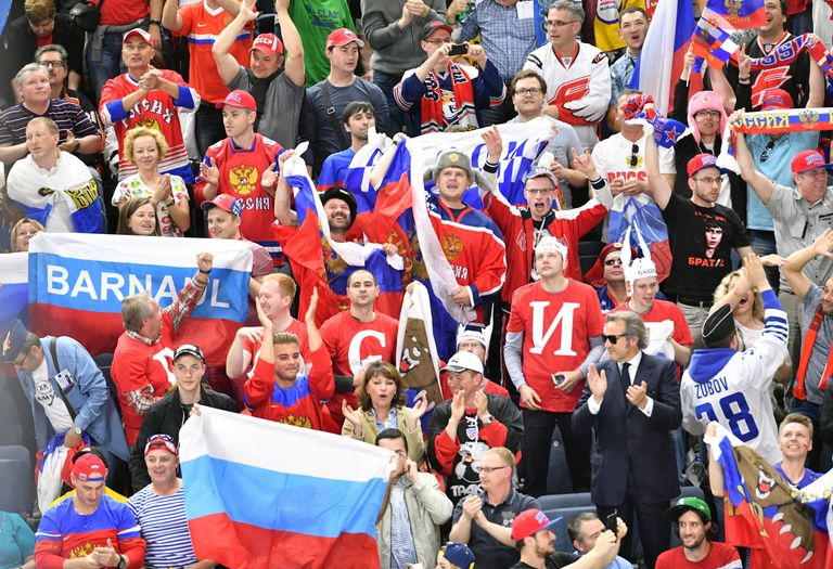 Болельщики во время матча группового этапа чемпионата мира по хоккею 2017 между сборными командами России и США Болельщики во время матча группового этапа чемпионата мира по хоккею 2017 между сборными командами России и США