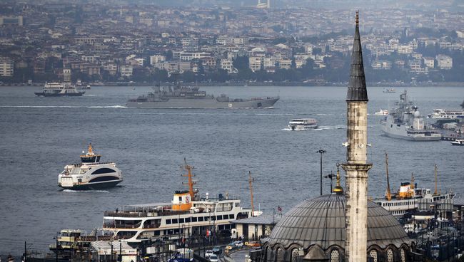Корабль ВМФ России в проливе Босфор, Турция Корабль ВМФ России в проливе Босфор, Турция