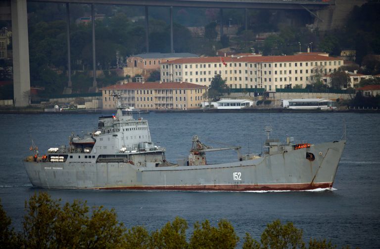 Российский корабль Николай Фильченков в проливе Босфор, Турция. 1 мая 2017 года Российский корабль Николай Фильченков в проливе Босфор, Турция. 1 мая 2017 года