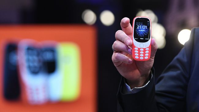 Обновленная версия классической модели мобильного телефона Nokia 3310 во время российской презентации в Москве. 16 мая 2017