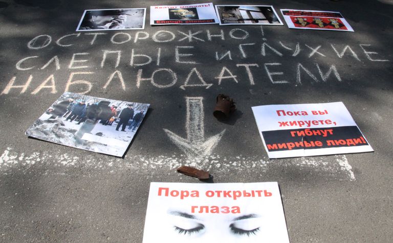 Плакаты митинга-протеста жителей Донецка против сотрудников Красного креста и ОБСЕ Плакаты митинга-протеста жителей Донецка против сотрудников Красного креста и ОБСЕ